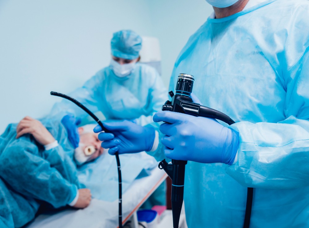 Médico analisando imagens da cápsula endoscópica em Maringá